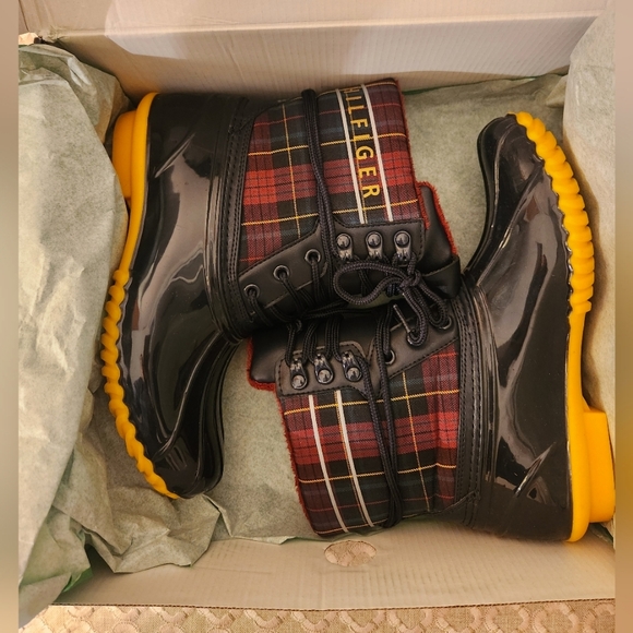 NIB Tommy Hilfiger Women's Hessa Duck Boots Size 7, Navy - Picture 3 of 10